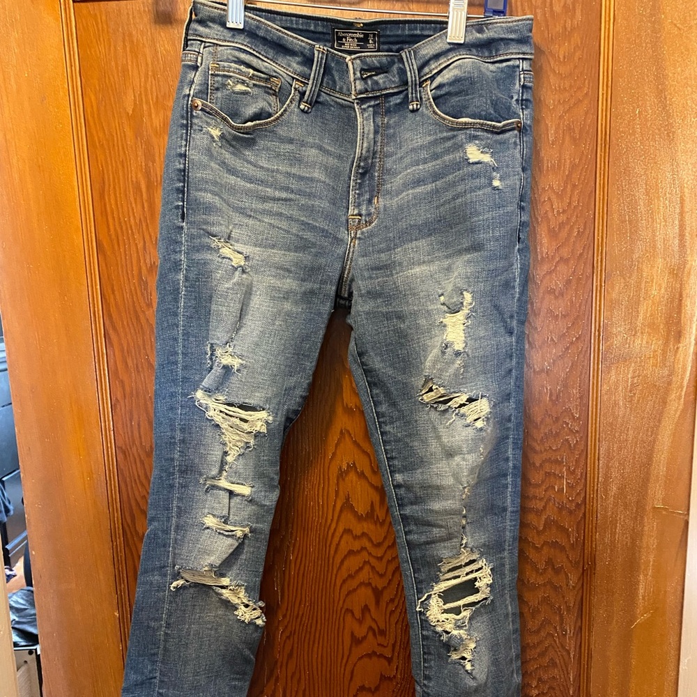 Abercrombie &Fitch, mid rise ripped supper skinny 6 short